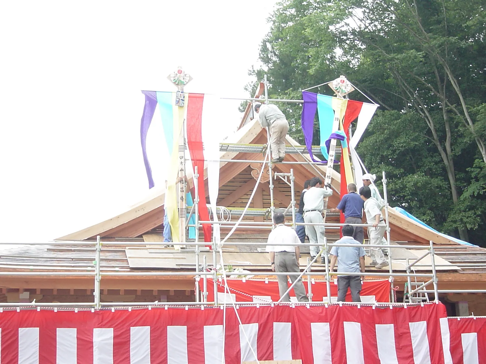上棟を迎えた社殿の屋根と五色の幕