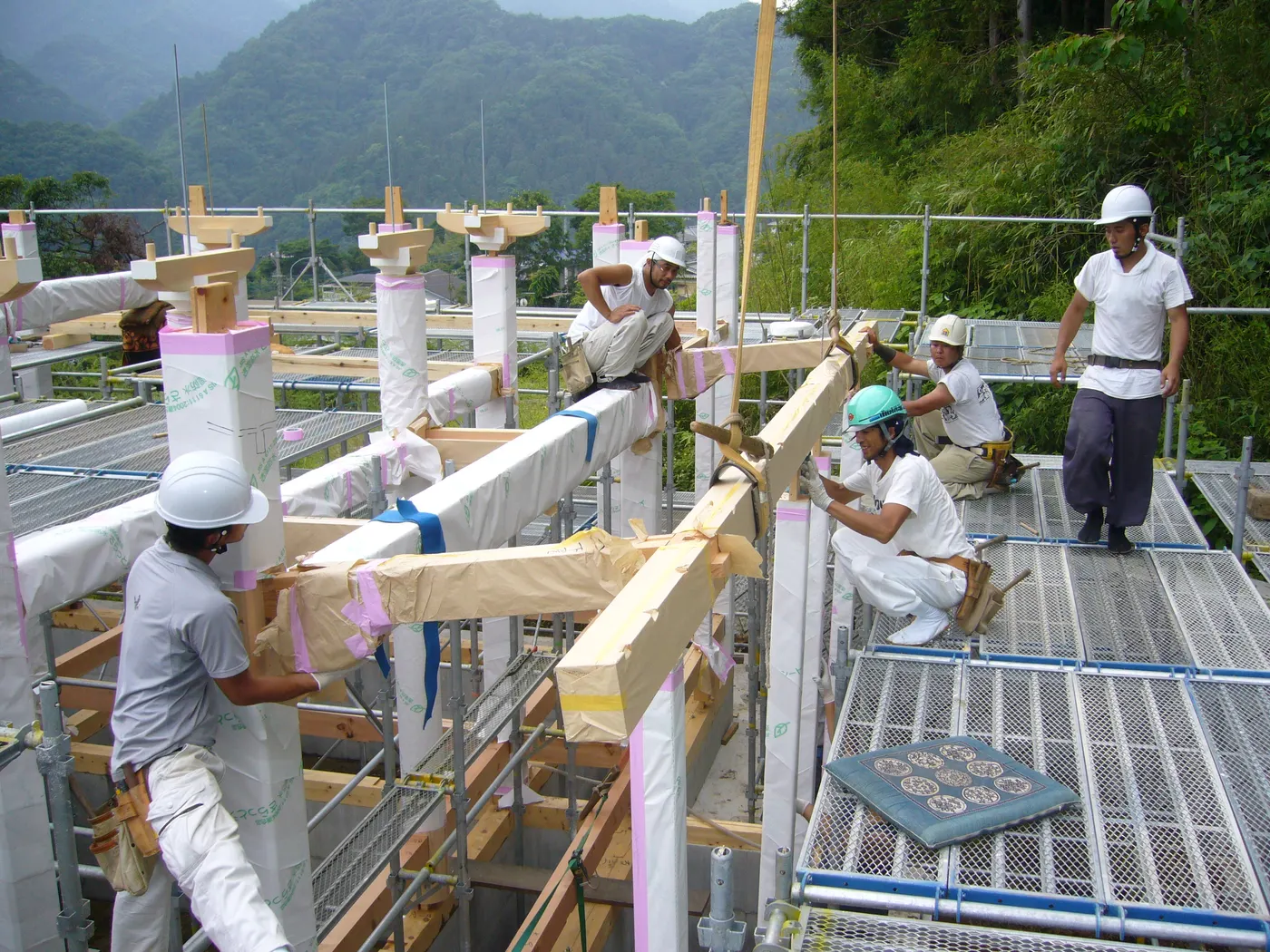 社寺の現場で木組みを進める職人たち
