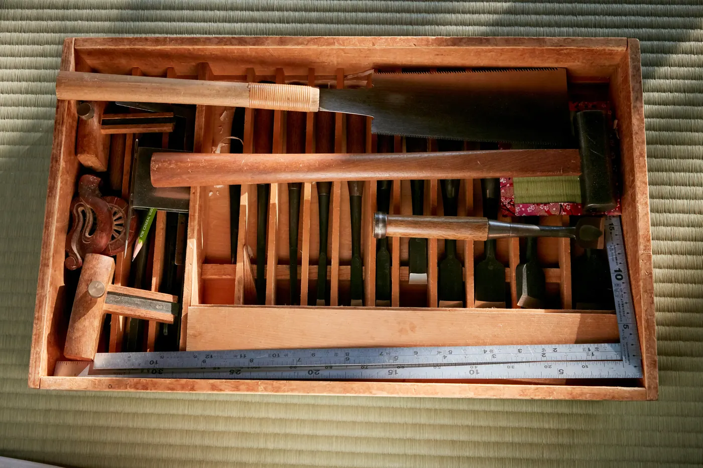 大工道具を収めた木箱