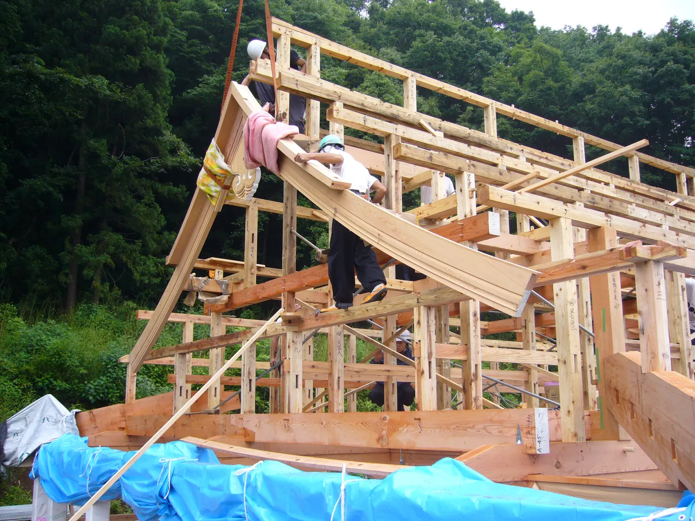 社寺の軸組を建て上げる様子