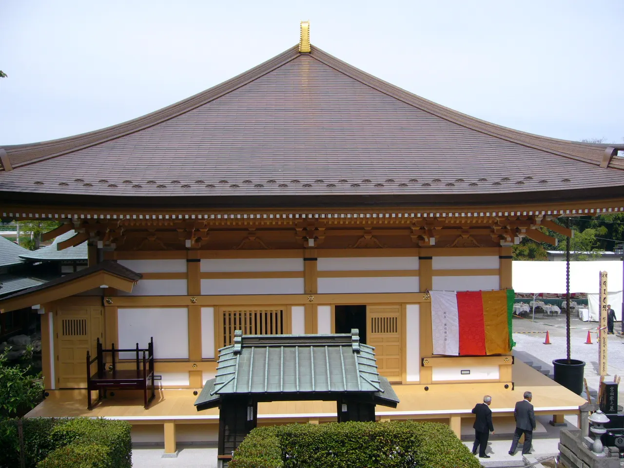 竣工した寺院の本堂
