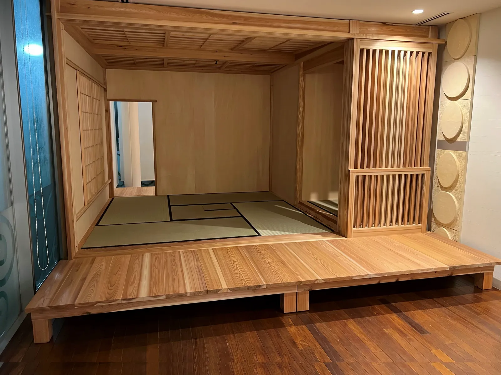 躙り口と水屋を備えた茶室「利休」