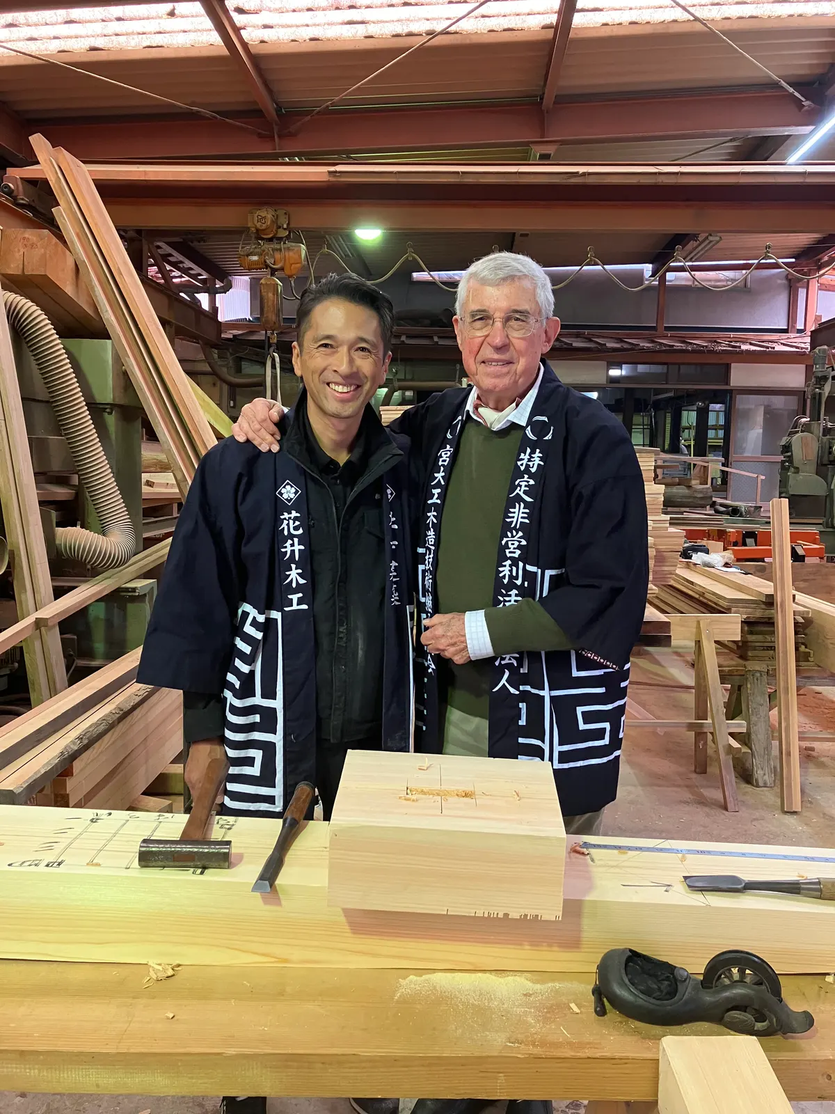 工房で宮大工と並ぶ海外からの来訪者