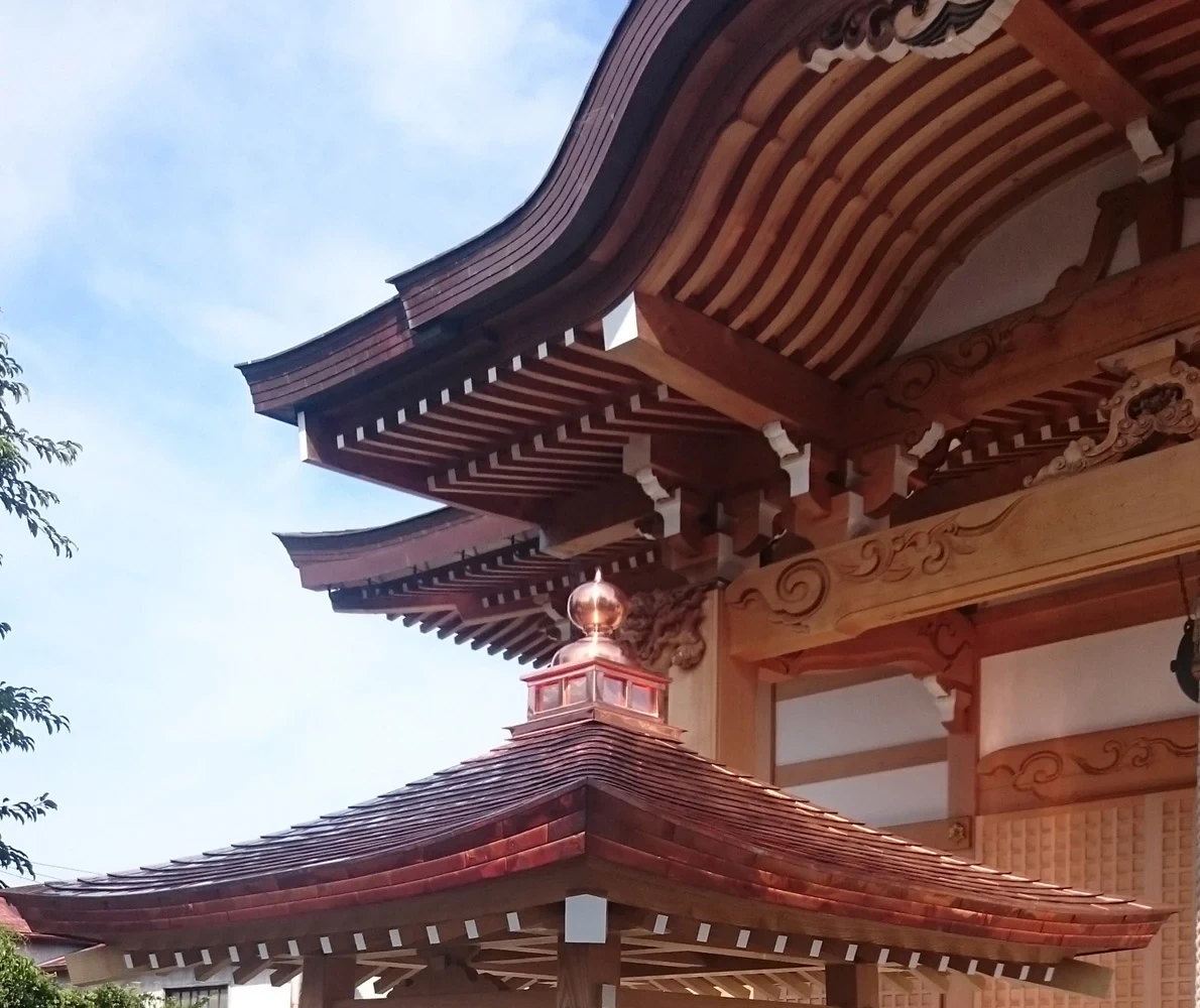 社寺の深い軒と木組み