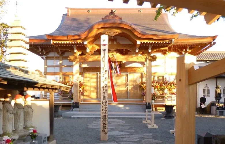 寺院正面の全景