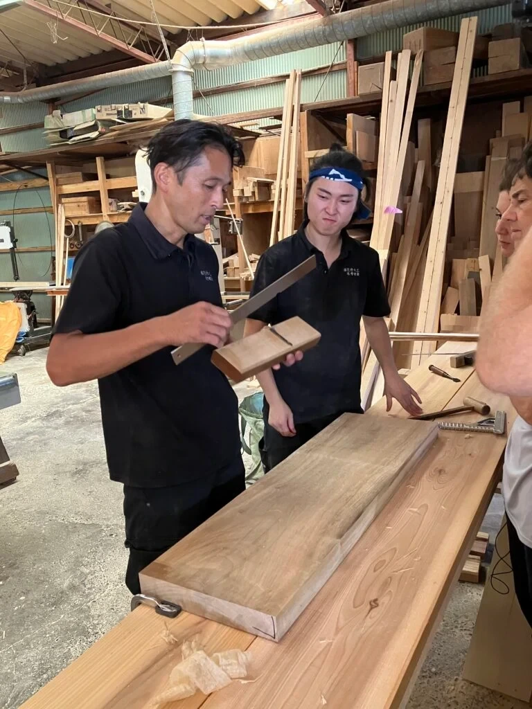 作業場での鉋の指導