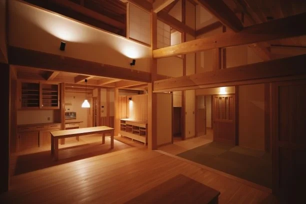 木の床と建具のある室内