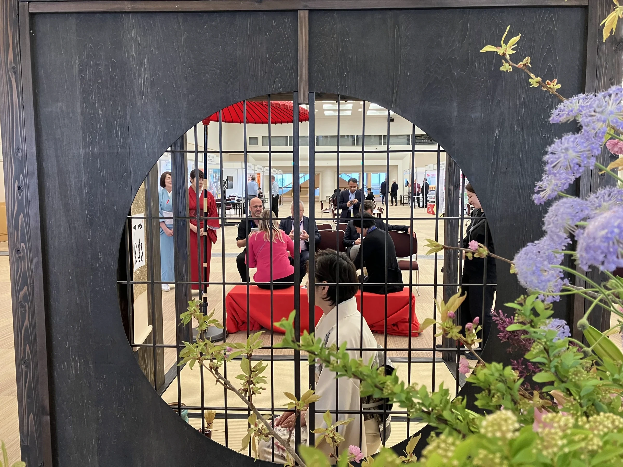 丸窓越しに見る茶室の展示会場