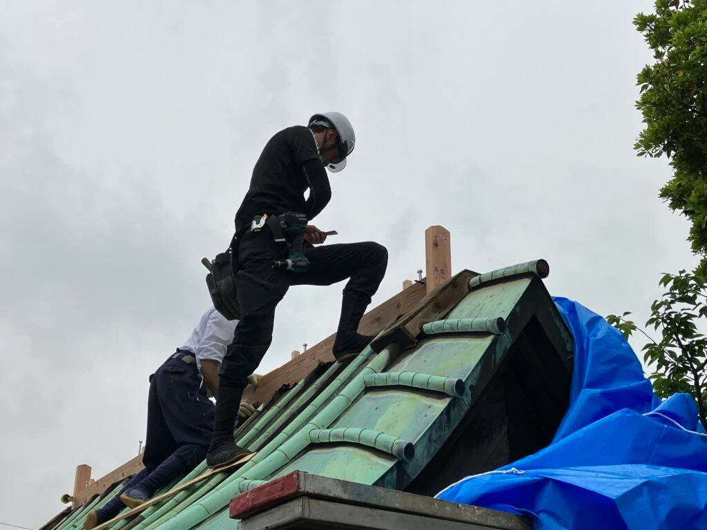 寺院の銅板屋根上での作業